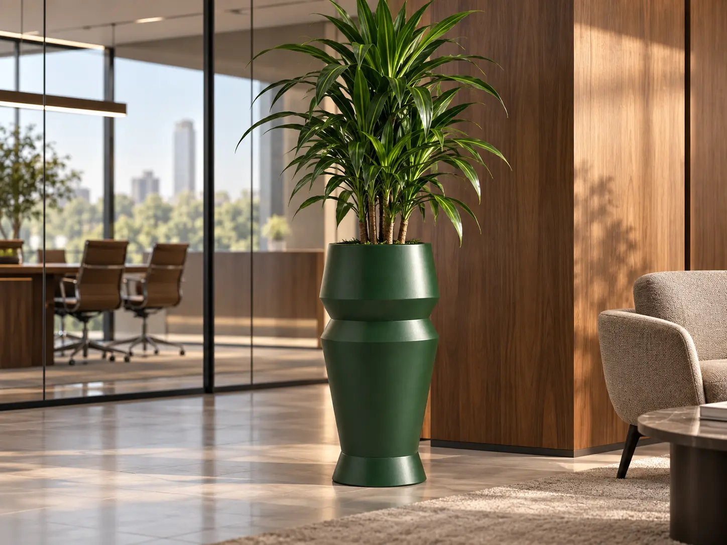 Cachepô Modelo Facetado verde com planta em ambiente corporativo